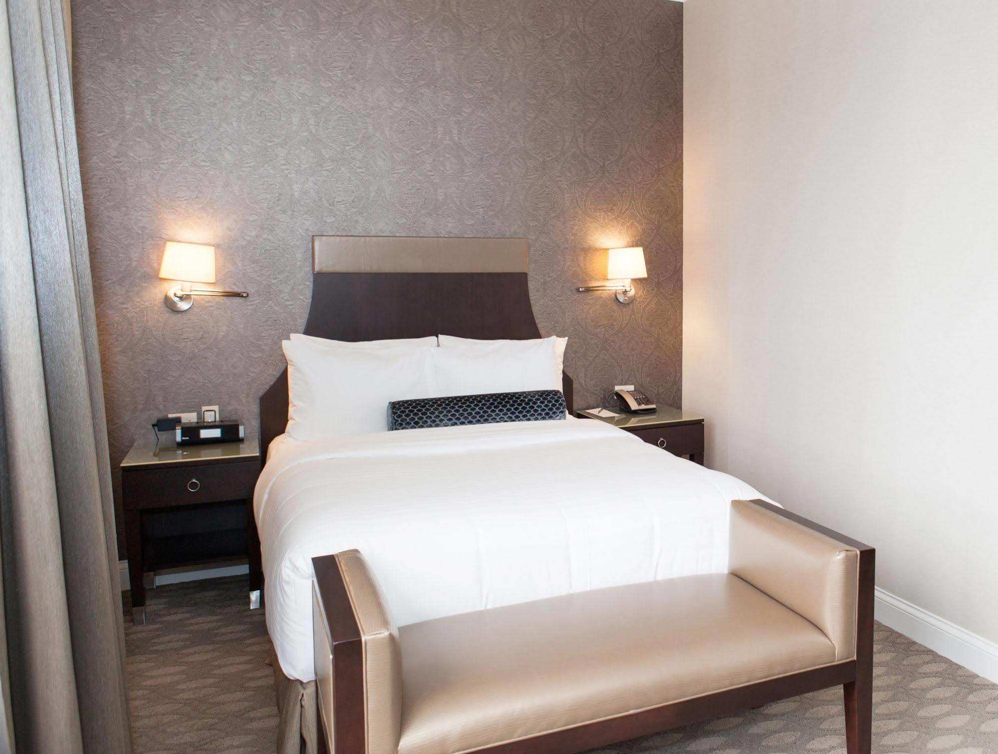 La Banque Hotel Homewood Extérieur photo