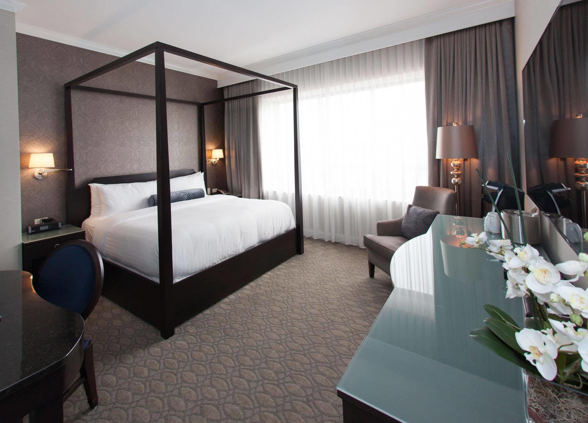 La Banque Hotel Homewood Extérieur photo